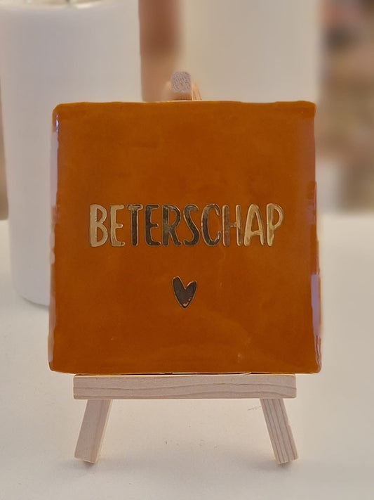 BETERSCHAP🧡 tegeltje- bruin/ goud 10x10 cm.