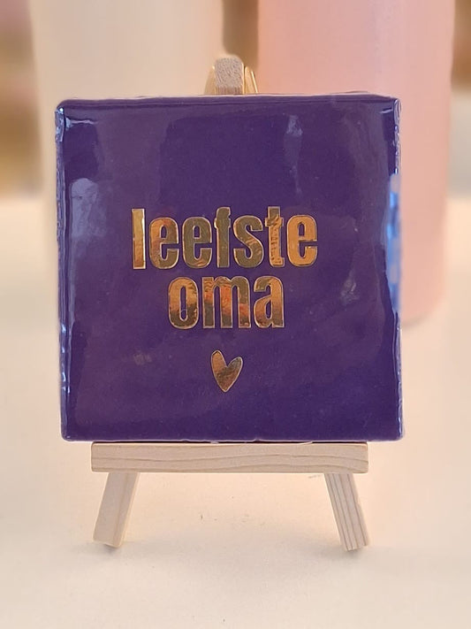 LEEFSTE OMA💜 tegeltje- paars/ goud 10x10 cm.